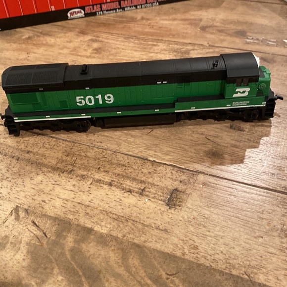 Atlas HO Burlington Northern Engine #5019 New in Box - Picture 4 of 9